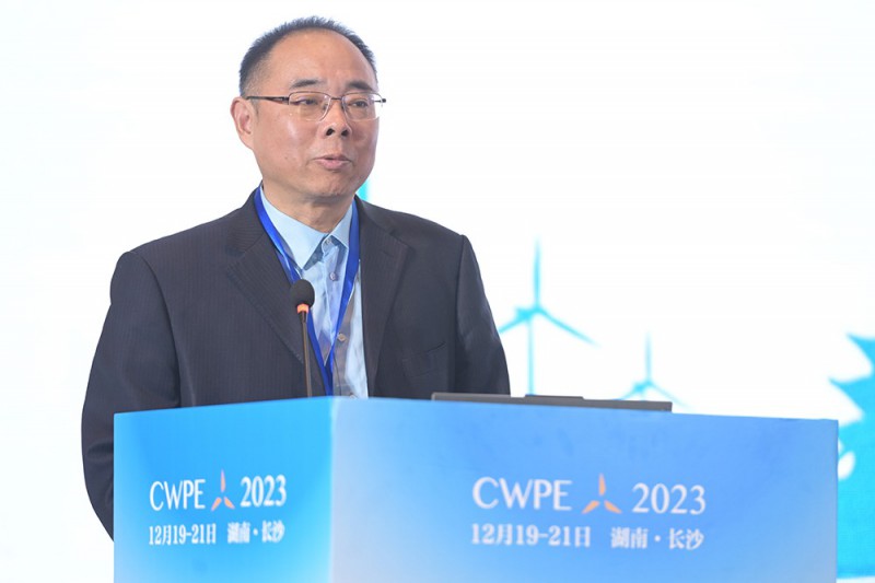 中國電器工業協會副會長、中國電器工業協會風力發電設備分會理事長劉萬平致辭